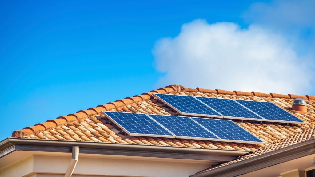 Aurinkopaneeleita asennettuna talon katolle