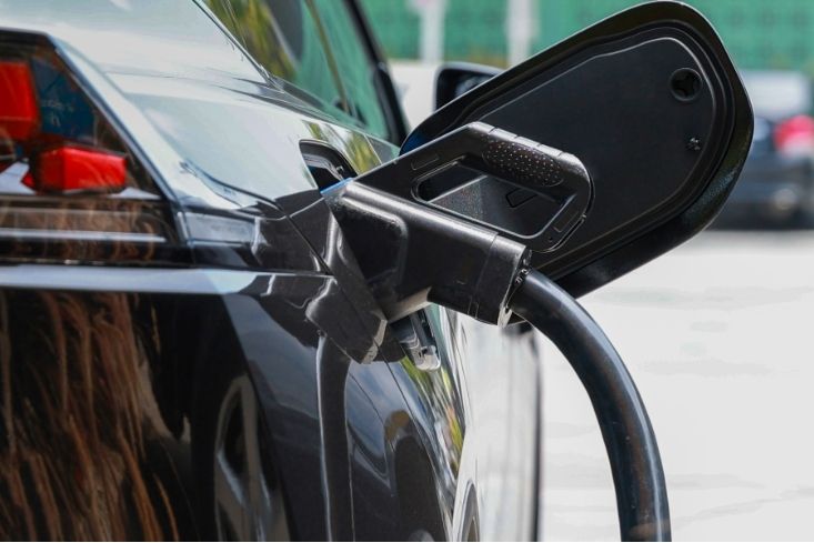 Sähköauton latausasema yrityksille ja kiinteistöihin