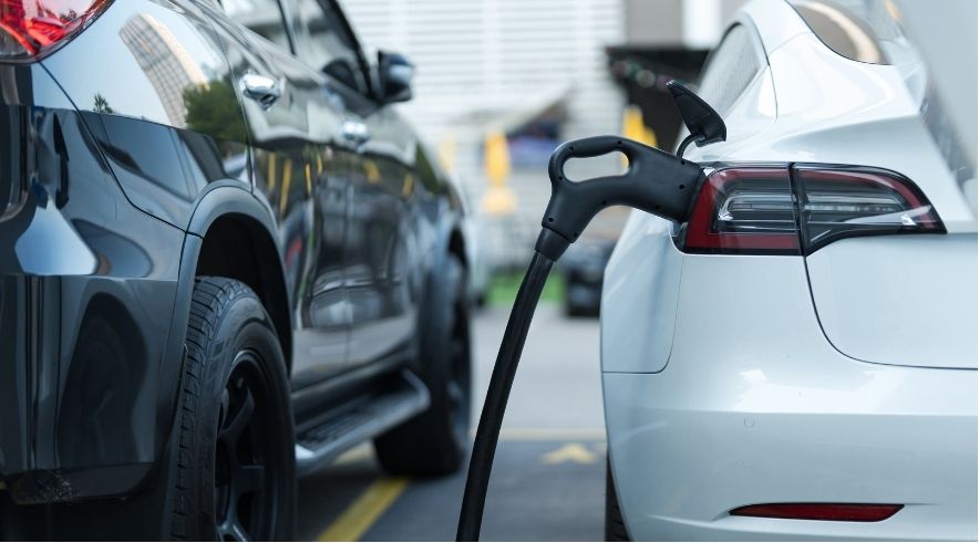Sähköautojen latausasemien asennukset taloyhtiöille Lapissa