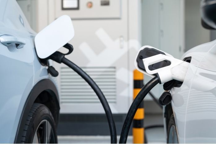 Sähköautojen latausasemien asennukset yrityksille Lapissa